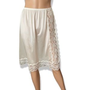 Vintage 60’s cream half slip w lace